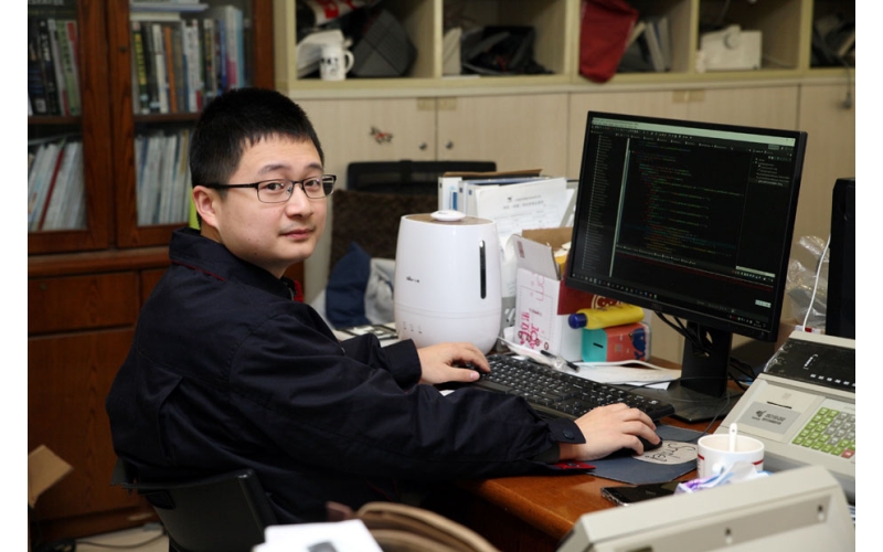 愛學(xué)習(xí) 善鉆研的理工男 ―― 記2016年度公司級(jí)先進(jìn)工作者中航電測(cè)耀華傅嘯雷