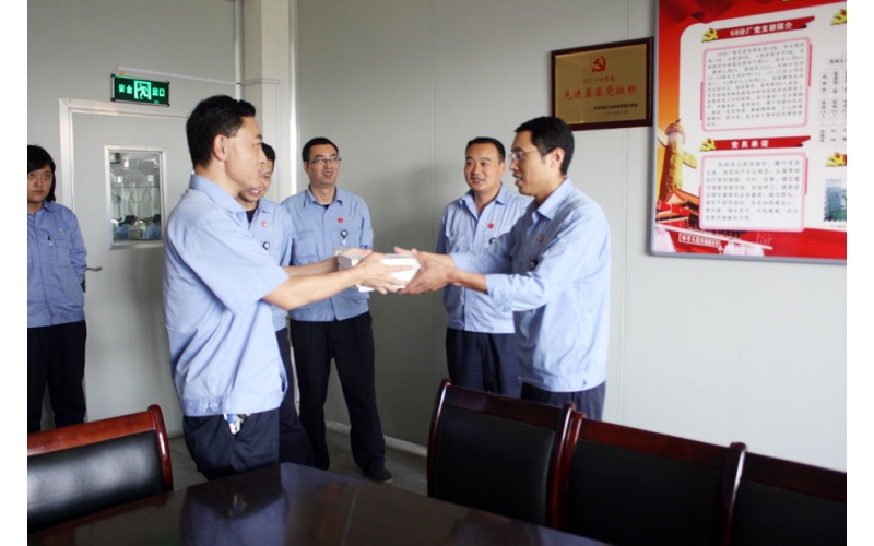 中航電測漢中分公司黨委向各支部發(fā)放“書香?電測”閱讀書籍