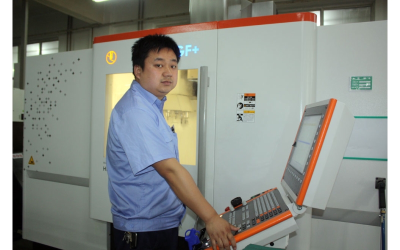 鐵血軍工展豪情 記中航電測(cè)數(shù)控機(jī)加分廠軍品班副班長(zhǎng)金虎及班組團(tuán)隊(duì)