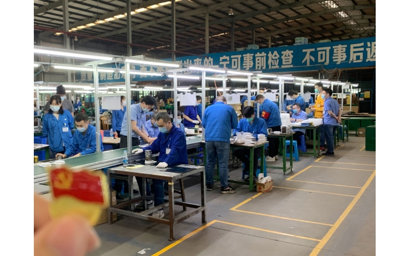 香山股份黨員干部生產(chǎn)專線兩日完成7000臺廚房秤裝配